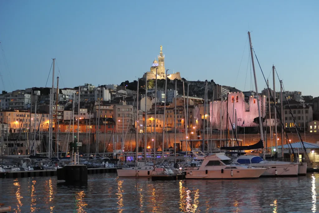 Vieux port de Marseille en soirée